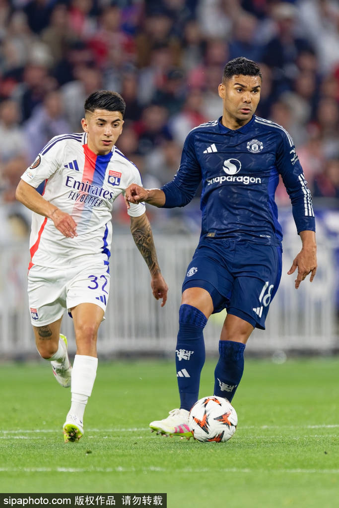 曼联主帅阿莫林手缠绷带引发关注：从愤怒砸电视到欧联决赛的逆袭