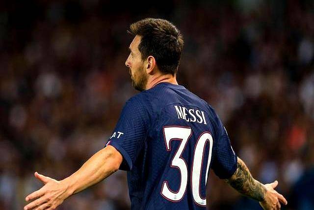 大巴黎欧冠捧杯后，姆巴佩、内马尔先后送祝贺，梅西却一直沉默！